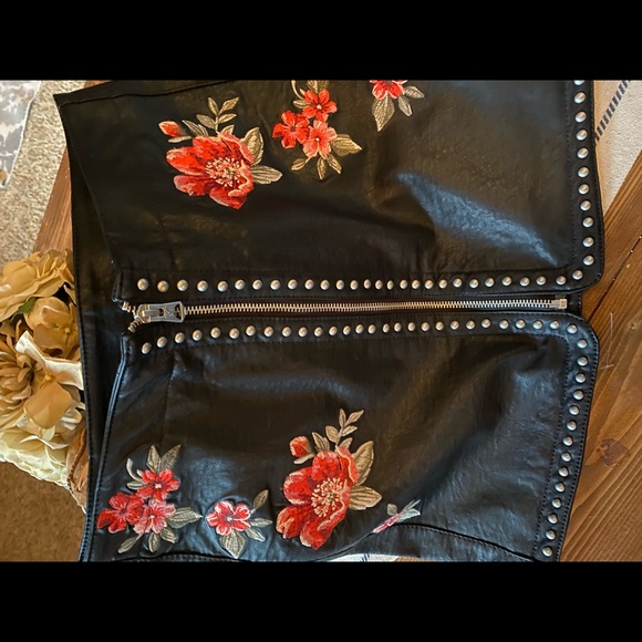 Roses NWT 299$ American eagle leather skirt embroidered - Picture 6 of 7